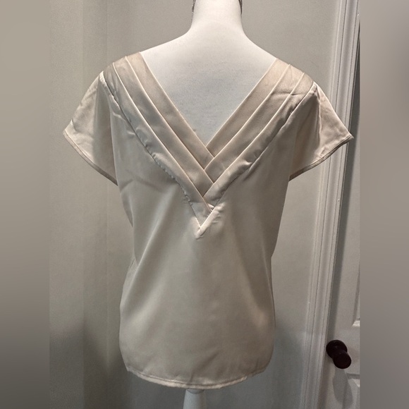 Elegant Cream Blouse for Women - Picture 2 of 8